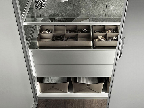 Система хранения из алюминия и стекла с распашными дверями Cover Rimadesio