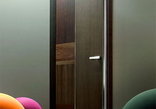 Межкомнатная шпонированная дверь с алюминиевой вставкой Top Design Ghizzi Benatti stone 1