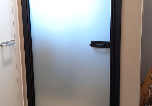 Межкомнатная дверь с наличником из алюминия и белого матового стекла Spin Rimadesio