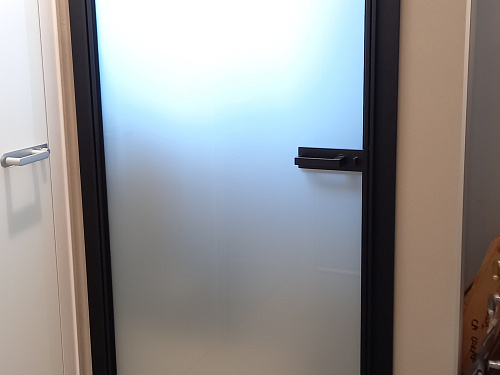 Межкомнатная дверь с наличником из алюминия и белого матового стекла Spin Rimadesio
